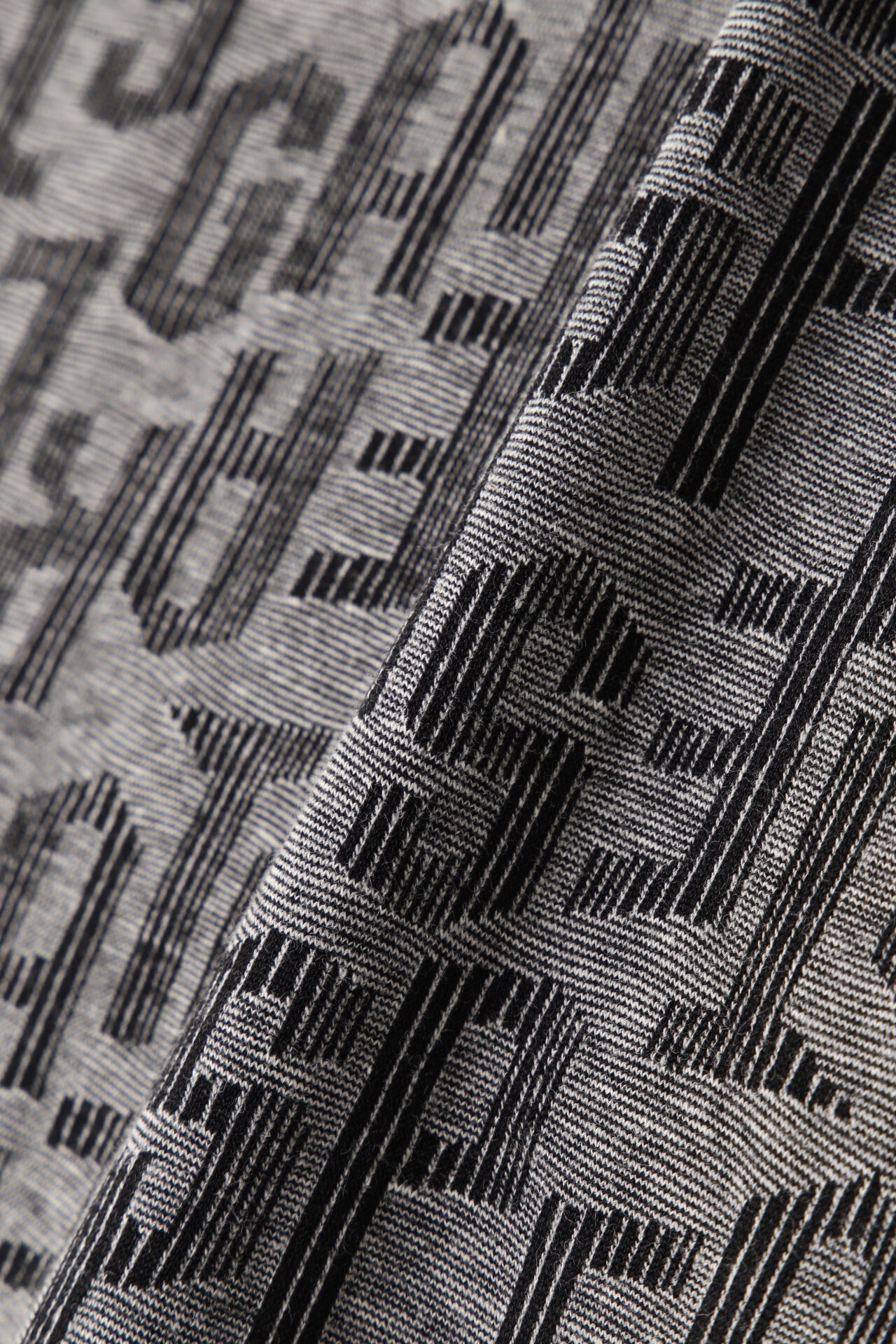 Bear Jacquard Short Sleeve High Neck Cut-and-Sew <Logo Gradient Pattern> image number 1